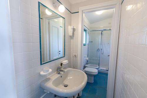 维拉西米乌斯Villa Tre Mari的一间带水槽、卫生间和镜子的浴室