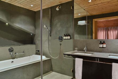 马萨纳NH Collection Andorra Palomé的带淋浴和盥洗盆的浴室