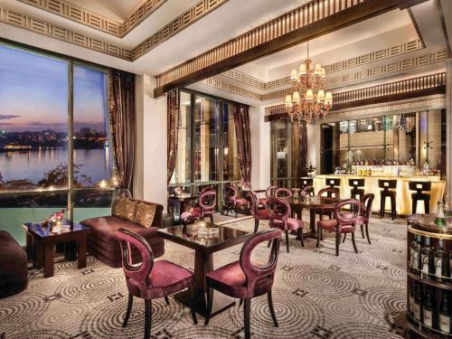 开罗费尔蒙尼罗河城市酒店的一间带桌椅的客厅和一间酒吧