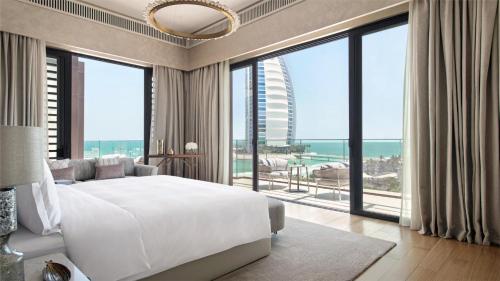 迪拜Jumeirah Al Naseem Dubai的卧室设有一张白色大床和大窗户