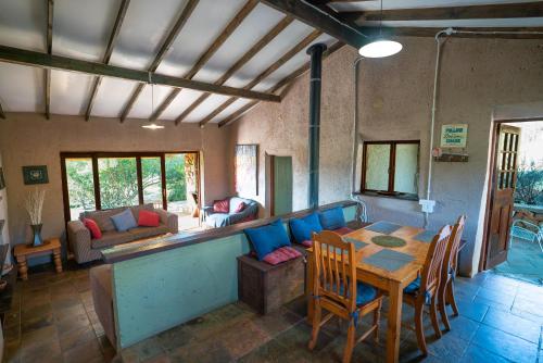 马加利斯堡Kokopelli farm的客厅配有桌子和沙发