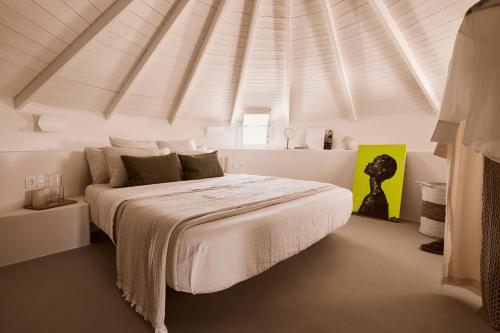 特里皮蒂Windmill Karamitsos since 1859的卧室配有白色大床和白色天花板