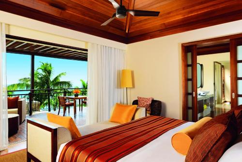 巴拉克拉瓦Le Jadis Beach Resort & Wellness - Managed by Banyan Tree Hotels & Resorts的一间卧室设有一张床,享有阳台的景色