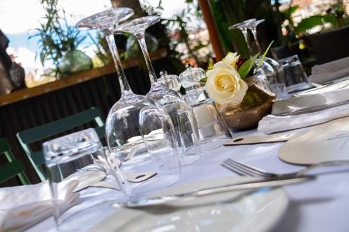 塔那那利佛维兰格酒店的一张桌子,上面放着酒杯和花