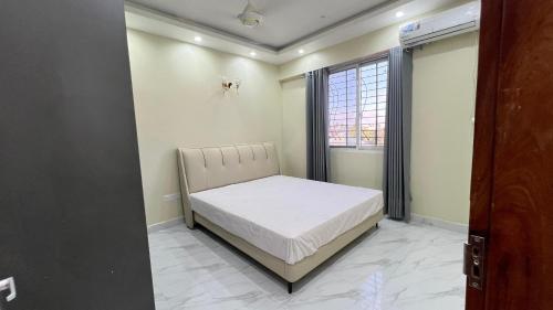 达累斯萨拉姆Elite Apartment, Banana-Very Near To Dar Es Salaam International Airport的一间小卧室,配有床和窗户