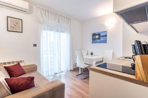 比比涅Apartments Villa Rudi的客厅配有沙发和桌子