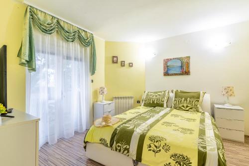 比比涅Apartments Villa Rudi的一间卧室设有黄色的床和窗户。