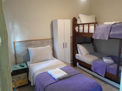 科洛尼亚-德尔萨克拉门托Ríos que nos unen的客房设有两张双层床和紫色床单
