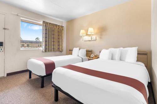 湖城Americas Best Value Inn - Lake City的酒店客房设有两张床和窗户。