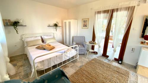 埃帕诺米Sea front Villa Myrat的卧室配有白色的床和窗户。