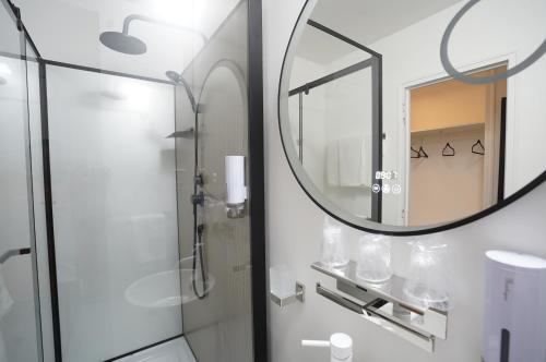 布尔日Anaïs Hôtel Bourges Nord Saint-Doulchard的带淋浴和镜子的浴室