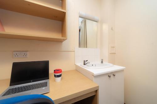 JOIVY Economy 4 and 5 bed flats, close to Old Town and Royal Mile - Adults only平面图