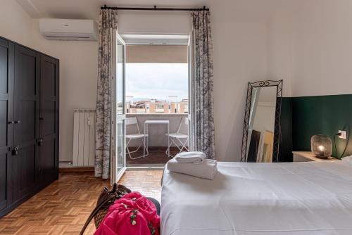 佛罗伦萨Balcone sul Verde - Sweet Dreams in Florence的一间卧室设有一张大床和一个大窗户