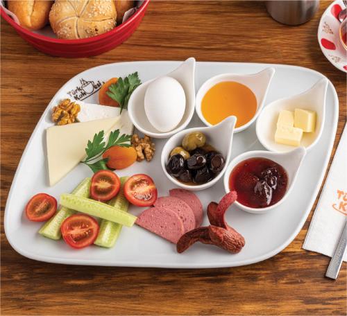 ArnavutköyIntercity Hotel Istanbul Airport的桌上有不同食物的盘子