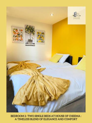 伊登Flat 401 Spacious Two Bedroom的配有两张大床的黄色墙壁客房