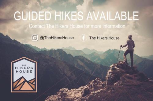 纽卡斯尔The Hikers House的站在山顶上的人
