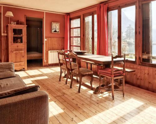 AngonMaison de 3 chambres avec vue sur le lac et jardin clos a Talloires Montmin的一间带桌椅的用餐室