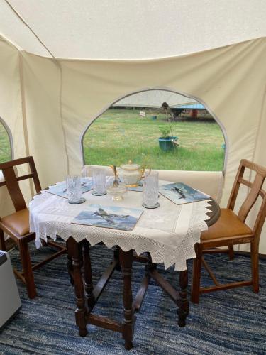 LincolnshireAmelia Vera的帐篷内的一张桌子和白色桌布