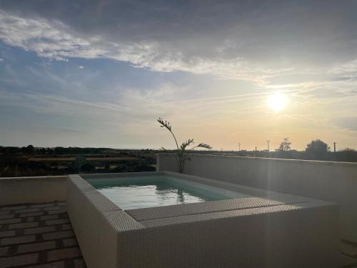 Villaggio RestaMasseria Vico的屋顶上的游泳池