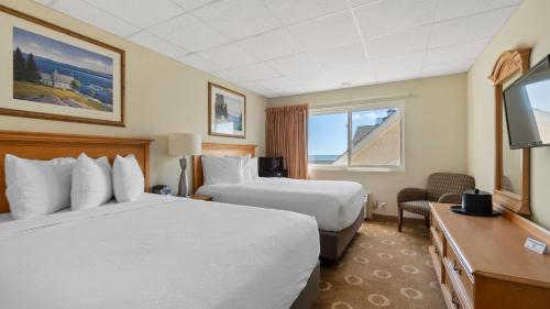 大洋城Safari Hotel Boardwalk的酒店客房设有两张床和电视。