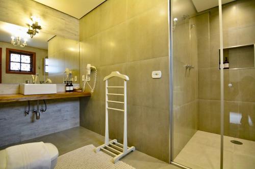 坎波斯杜若尔当佩德拉旅馆的带淋浴和盥洗盆的浴室