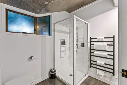 陶波Muritai House - Taupo的带淋浴的白色浴室和窗户。