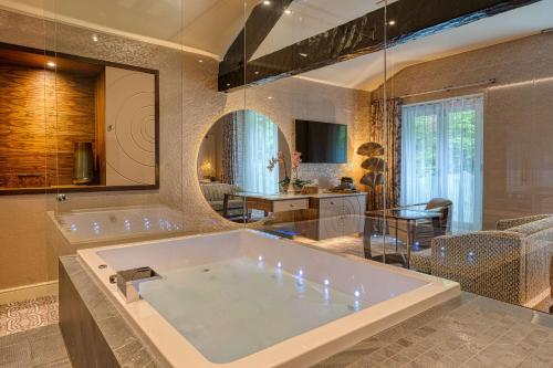 安布尔塞德Ambleside Salutation Hotel & Spa, World Hotel Distinctive的一间大浴室,内设一个大浴缸