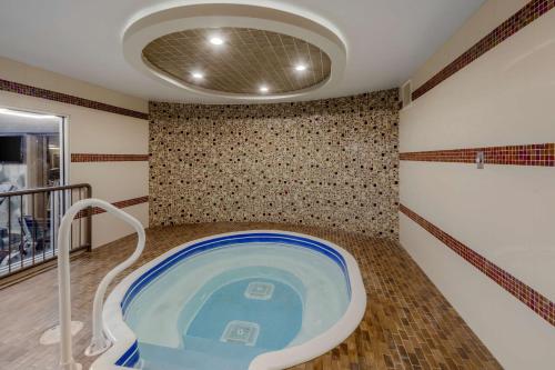 勒杜克德纳姆贝斯特韦斯特优质酒店的按摩浴缸位于客房中间