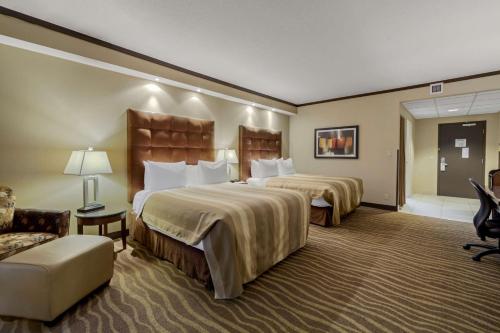 勒杜克德纳姆贝斯特韦斯特优质酒店的酒店客房,设有两张床和一张沙发