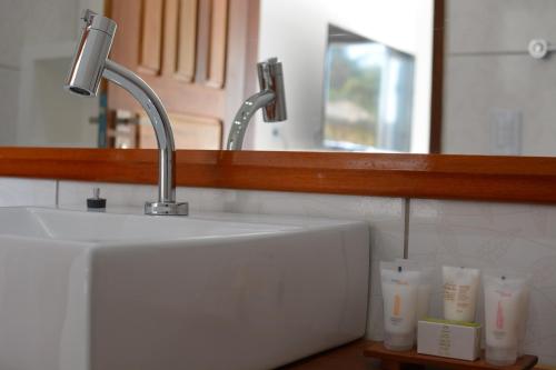 杰里科科拉卡米豪达普拉亚旅馆的浴室水槽设有水龙头和镜子
