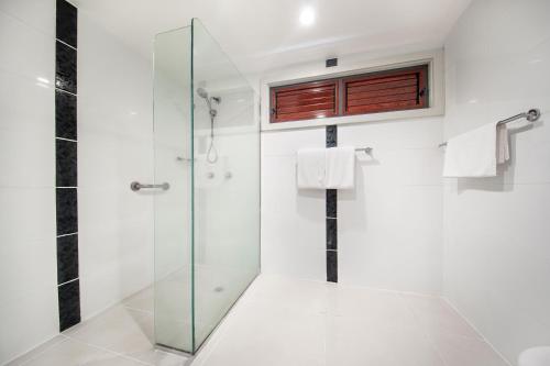 阿皮亚塔诺阿图斯塔拉酒店的带淋浴和玻璃淋浴间的浴室