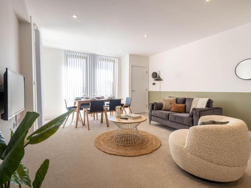 米查姆Modern Apartments with Balcony in Merton near Wimbledon by Sojo Stay的客厅配有沙发和桌子