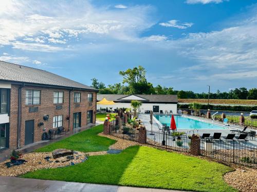 彭萨科拉At Home Inn - Pensacola的河景旅馆享有游泳池的景致