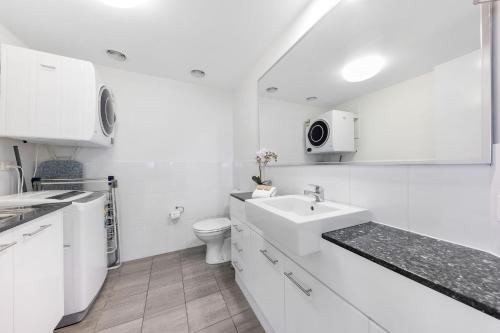 穆卢拉巴穆卢拉巴露兜树公寓式酒店的白色的浴室设有水槽和卫生间。