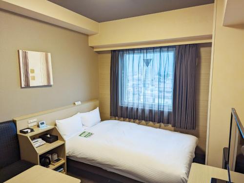 Oshu奥什鹿特酒店的酒店客房设有床和窗户。