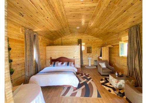 Maravilla Kivu Eco Resort的小木屋内一间卧室,配有一张床