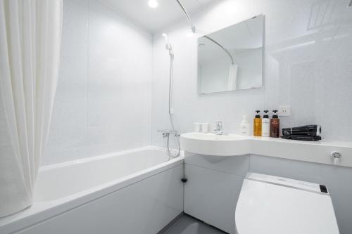 仓敷The One Five Garden Kurashiki - Vacation STAY 96305v的白色的浴室设有浴缸、卫生间和水槽。
