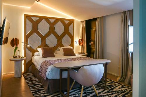 卡斯卡塔拉Hospes Maricel y Spa, Palma de Mallorca, a Member of Design Hotels的酒店客房配有一张床铺和一张桌子。
