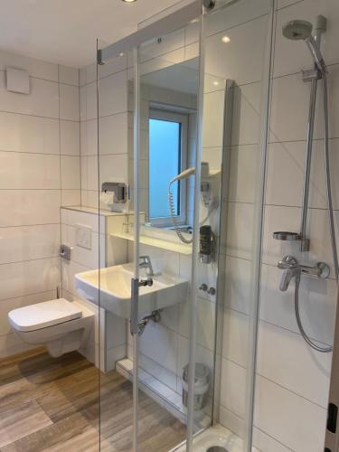 施里斯海姆施呃德酒店的带淋浴、盥洗盆和卫生间的浴室