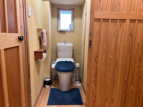 高森町SABOJI - Vacation STAY 34252v的一间带蓝色座椅卫生间的小浴室