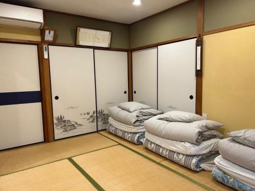高森町SABOJI - Vacation STAY 34252v的一间设有三层床垫的房间