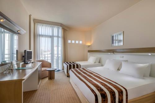 贝莱克格林马克斯酒店的酒店客房设有一张大床和一台电视。