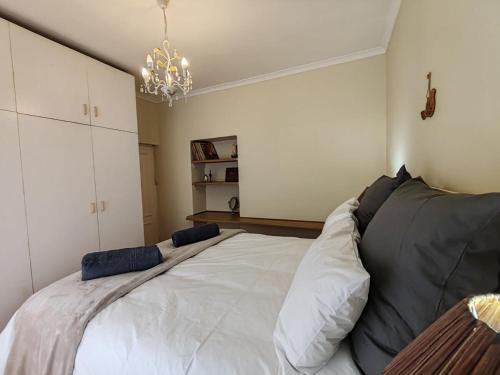梅森堡Caradoc House的卧室配有带枕头的大型白色床