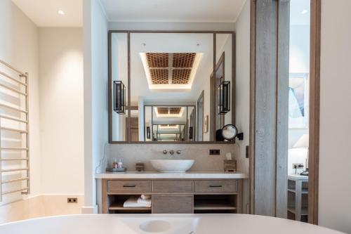 加尔加斯Coquillade Provence的一间带水槽和大镜子的浴室