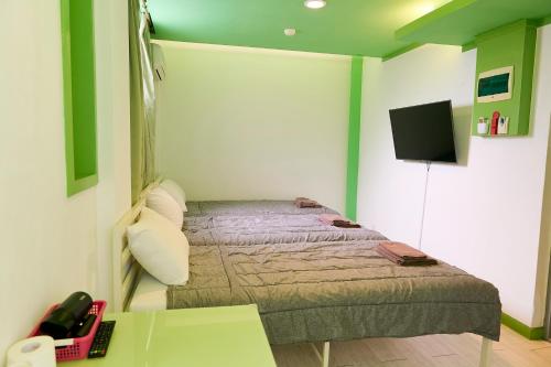 首尔Travelers A Korea Hostel的一间小卧室,配有一张床和一张书桌