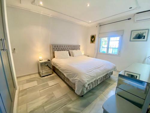 马贝拉Luxury Villa Los Levitos- San Pedro, Marbella的白色的卧室设有床和窗户