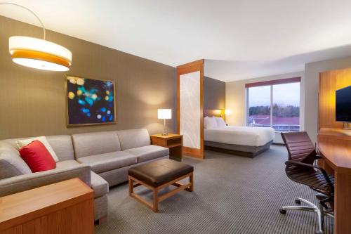 布莱克斯堡布莱克斯堡/大学凯悦嘉轩酒店的酒店客房设有一张沙发和一张床