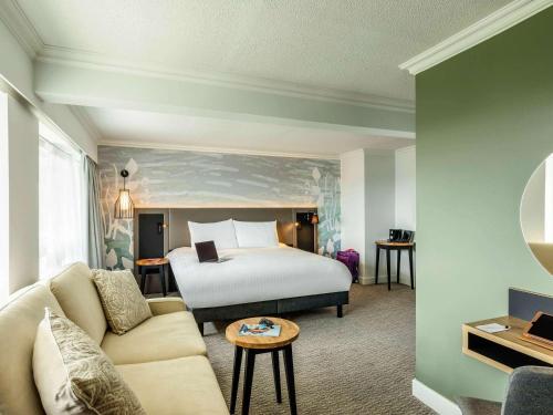 贝德福德Mercure Bedford Centre Hotel的酒店客房,配有床和沙发
