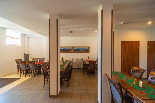 苏凯Apartamenty i Pokoje w Willi na Ubocy的用餐室配有桌椅