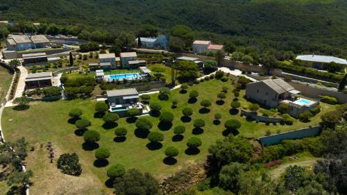 法雷诺U San Daniellu villas et chambres的享有带庭院的房屋的空中景致